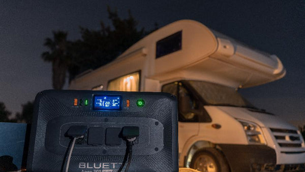 BLUETTI Apex 300 per illuminazione da campeggio notturna