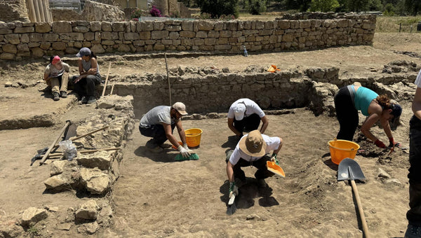 Archeologi al lavoro durante uno scavo archeologico